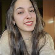 Soy una persona a la que le encantan los niños y estoy estudiando el grado universitario de educación primaria para disfrutar enseñando ya que adoro la profesión desde pequeña